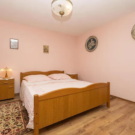 Apartment Pet Friendly In Kastel Stari Kastela